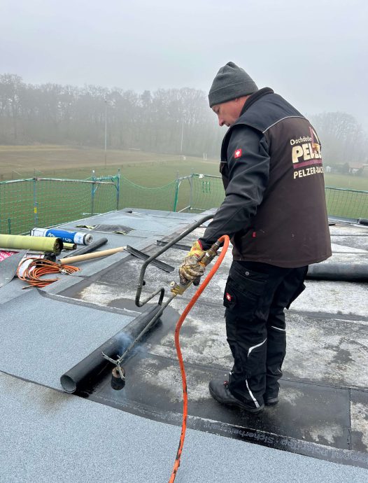 Arbeit auf dem Flachdach