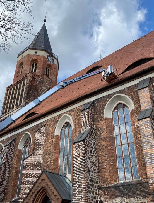 Pelzer Dach arbeitet an Kirchendach